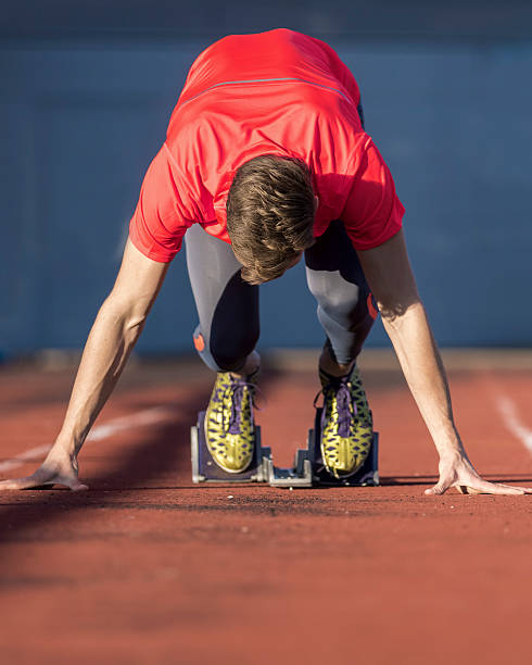 sprint comece em campo e pista - rivalry starting block track and field athlete track and field - fotografias e filmes do acervo