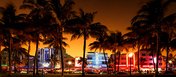 abendansicht des ocean drive in south beach, miami beach, florida - miami stock-fotos und bilder