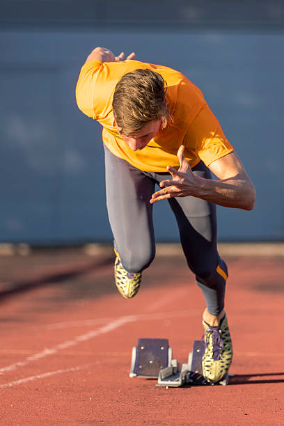 sprint comece em campo e pista - rivalry starting block track and field athlete track and field - fotografias e filmes do acervo