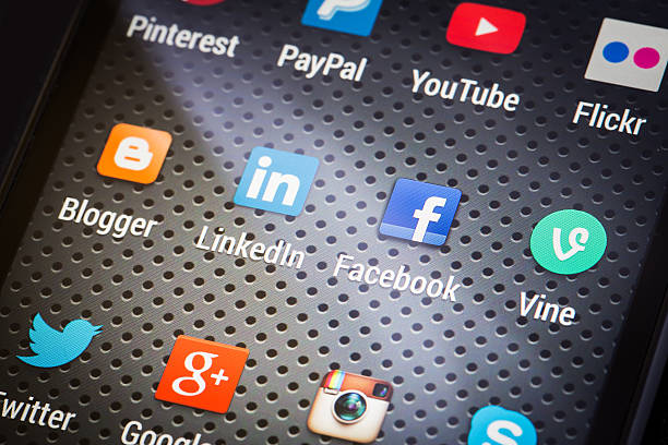 social-media-symbole, die auf dem smartphone-bildschirm - pinterest social media social issues global communications stock-fotos und bilder