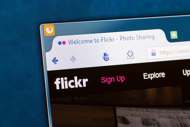 la página de inicio de red social en un monitor pantalla. - flickr editorial communications technology computers fotografías e imágenes de stock