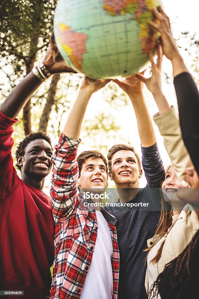 student lächelnd Teenager mit Welt - Lizenzfrei Globus Stock-Foto