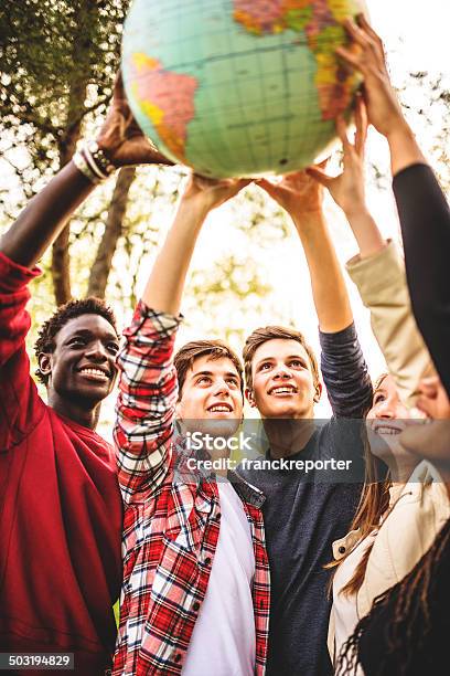 Student Lächelnd Teenager Mit Welt Stockfoto und mehr Bilder von Globus - Globus, Planet, Menschengruppe