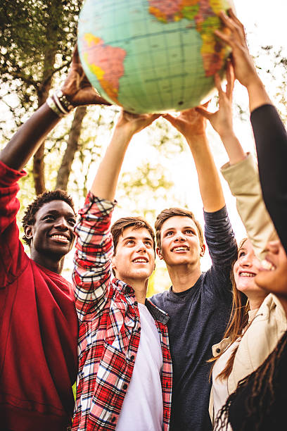 adolescentes college estudiante sonriente con globo - adolescence teenager globe map fotografías e imágenes de stock