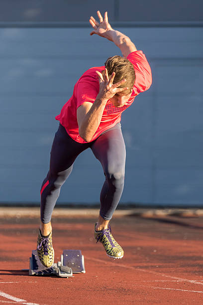 sprint comece em campo e pista - rivalry starting block track and field athlete track and field - fotografias e filmes do acervo