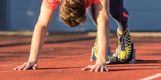 sprintstart em campo e pista - rivalry starting block track and field athlete track and field - fotografias e filmes do acervo