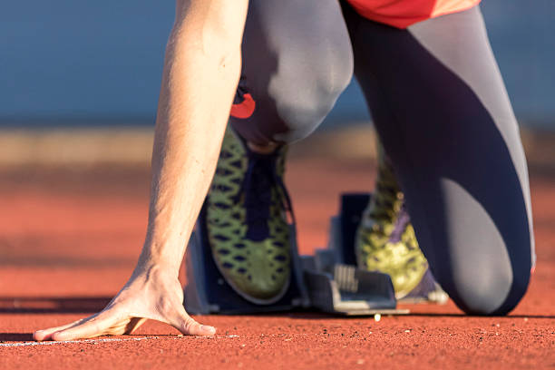 sprint comece em campo e pista - rivalry starting block track and field athlete track and field - fotografias e filmes do acervo