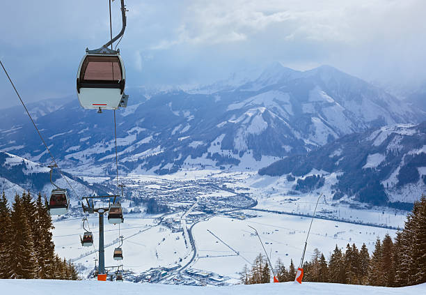 montagne ski resort zell am voir en autriche - ski resort austria village winter photos et images de collection