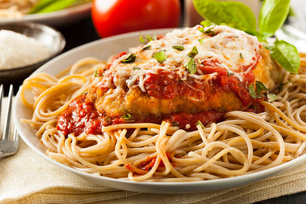 hausgemachte italienische hühnchen parmesan - parmesan stock-fotos und bilder