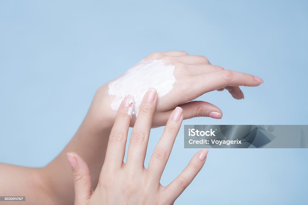 Cuidados da pele.  Mulher Palmas com moisturizing creme. - Royalty-free Adolescente Foto de stock