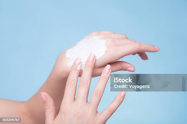 Cuidados Da Pele Mulher Palmas Com Moisturizing Creme - Fotografias de stock e mais imagens de Adolescente