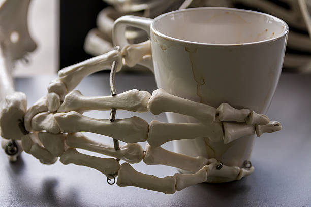 Skelett hand holding av coffee cup – Foto