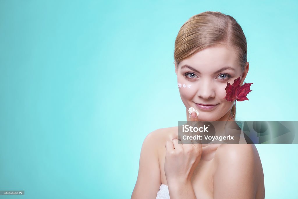 Cuidado de la piel.  Rostro de mujer joven Chica con de hoja roja. - Foto de stock de Adolescente libre de derechos