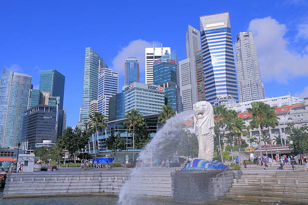 マーライオンシンガポールのスカイラインと - シンガポール ストックフォトと画像