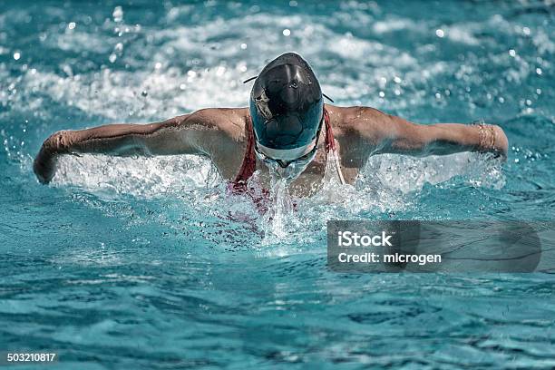 Mariposa De Natación Foto de stock y más banco de imágenes de Mariposa - Natación - Mariposa - Natación, Natación, Una sola mujer