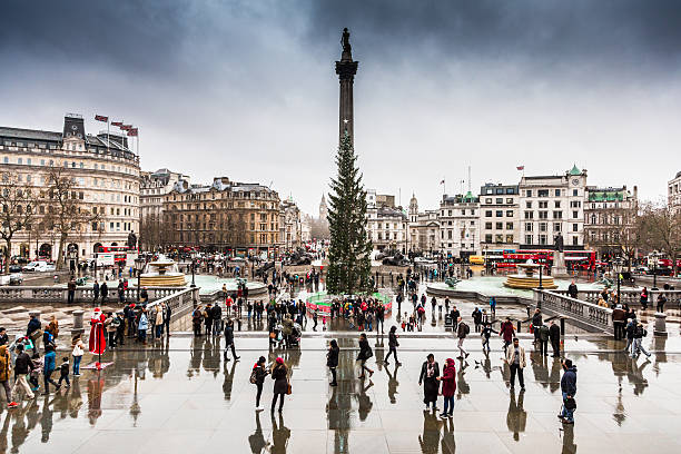 touristes près de l'arbre de noël à trafalgar square, londres, royaume-uni - trafalgar square photos et images de collection