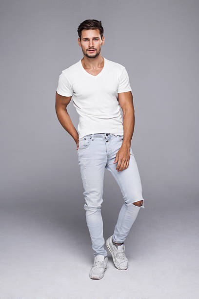 bel homme portant des jeans et t-shirt blanc - t shirt white men jeans photos et images de collection