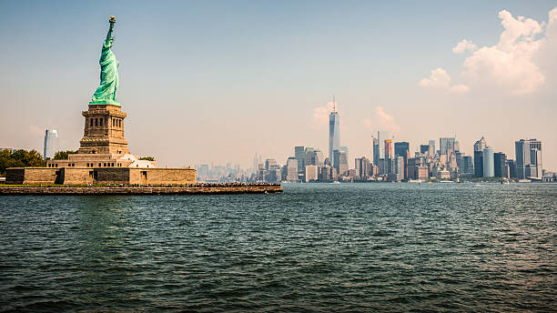 statue de la liberté, à new york - statue liberty statue of liberty ellis island photos et images de collection