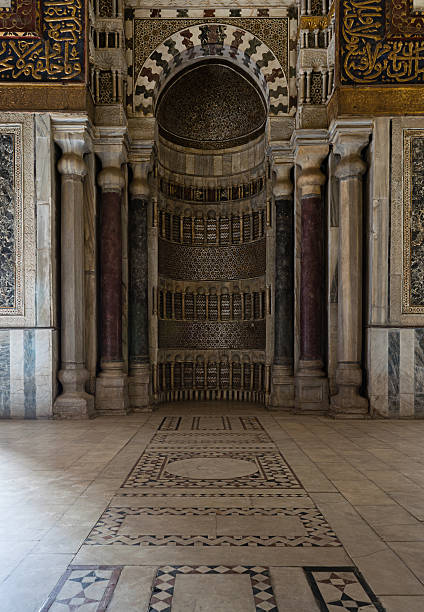 ornamentados esculturais mihrab, cairo, egito antigo - cairo mosque egypt inside of imagens e fotografias de stock