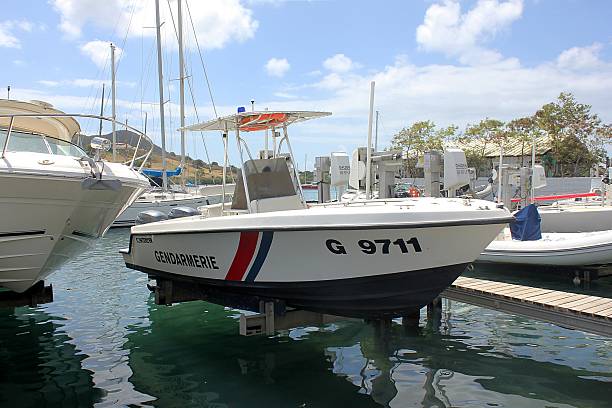 polizei miltary die polizei überwacht boot auf einem boot-lift - miltary stock-fotos und bilder