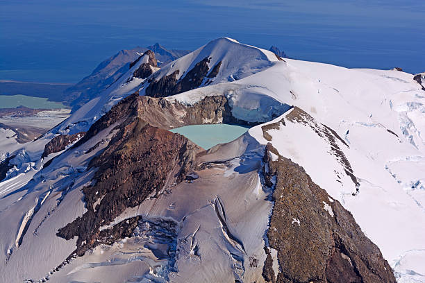 caldera lac dans un volcan en activité - katmai national park photos et images de collection