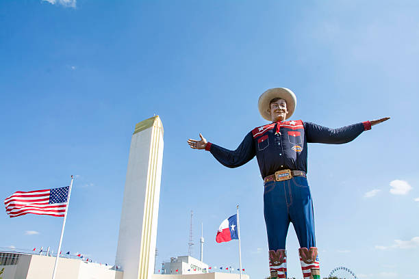 big tex del texas state fairgrounds - statue history flag sculpture foto e immagini stock