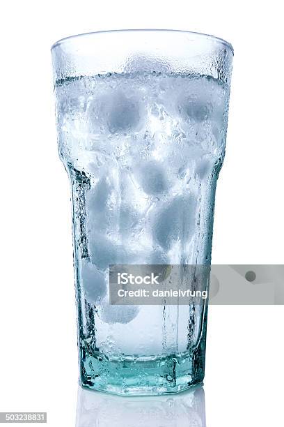 Bicchiere Di Acqua Ghiacciata - Fotografie stock e altre immagini di Accessibilità - Accessibilità, Acqua, Acqua minerale