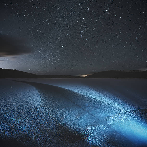 istock Fracture in Winter Lake 503239312