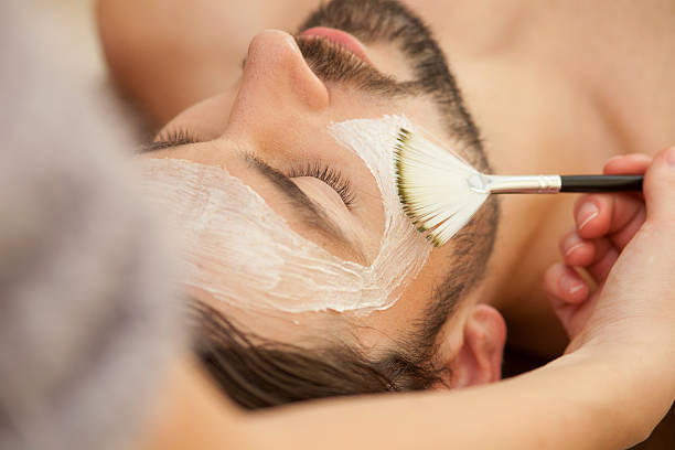 radosny facet jest udział salon piękności - peeling beauty treatment human face beautician zdjęcia i obrazy z banku zdjęć