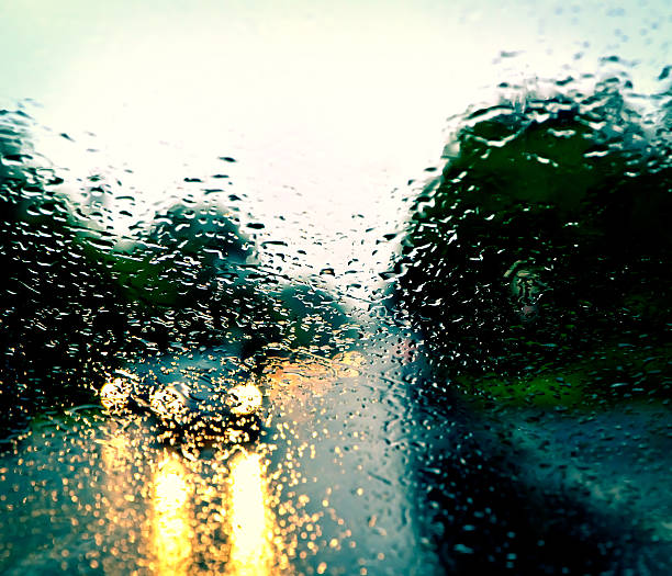 mal tiempo de conducción en carretera - regenwetter fotografías e imágenes de stock