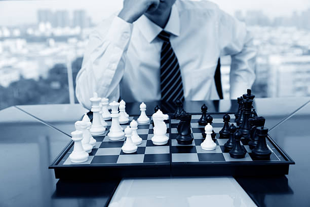 шах и мат стратегии - chess strategy business board room стоковые фото и изображения