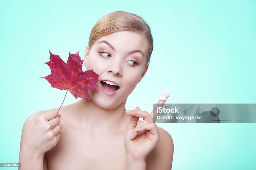 Cura della pelle.  Volto di giovane donna ragazza con Foglia rossa. - Foto stock royalty-free di Accudire