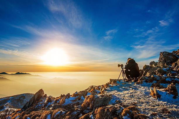 fotógrafo profissional fotografa com câmara num tripé - nature photographer imagens e fotografias de stock