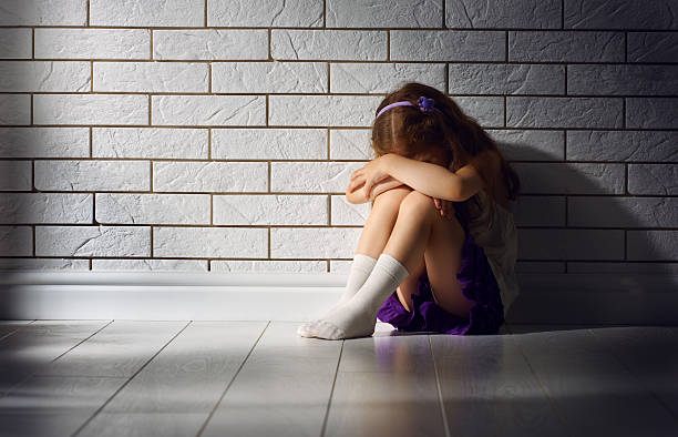 알리는 - child abuse child fear depression 뉴스 사진 이미지