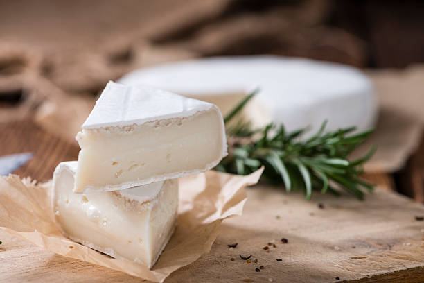 camembert en rodajas - cheese softness freshness food fotografías e imágenes de stock