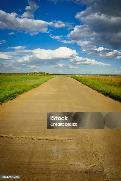 Camino Rural Foto de stock y más banco de imágenes de Aire libre - Aire libre, Asfalto, Azul