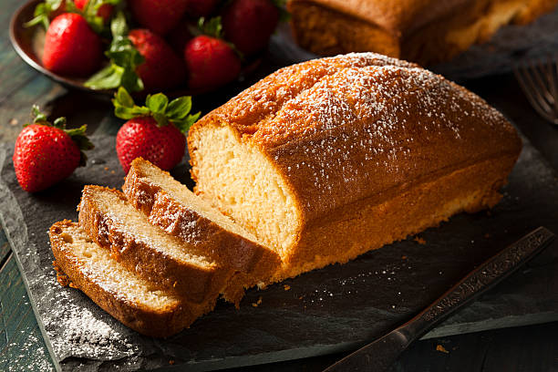 tranche de gâteau avec des fraises maison - quatre quarts photos et images de collection