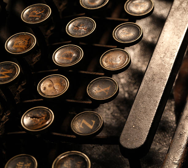 máquina de datilografar - typewriter old sepia toned nostalgia - fotografias e filmes do acervo