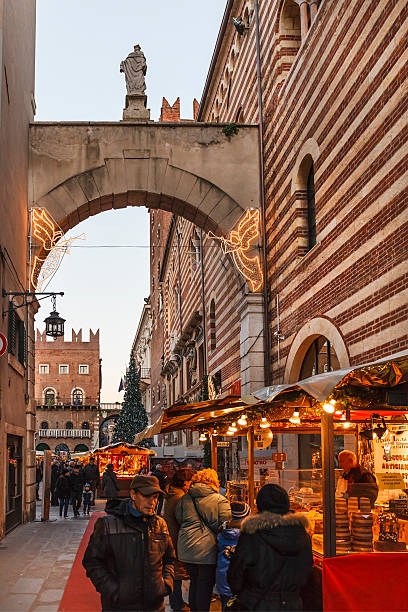 navidad en verona, italia - verona italy veneto europe day fotografías e imágenes de stock