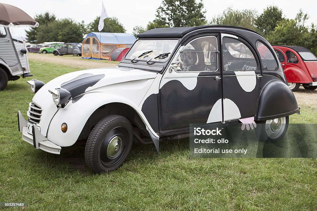 Citroën 2CV de la vaca - Foto de stock de Coche de época libre de derechos