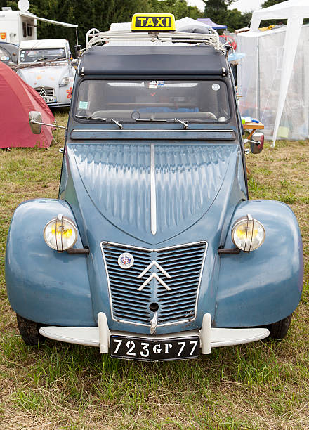 citroen 2cv - deux chevaux stockfoto's en -beelden