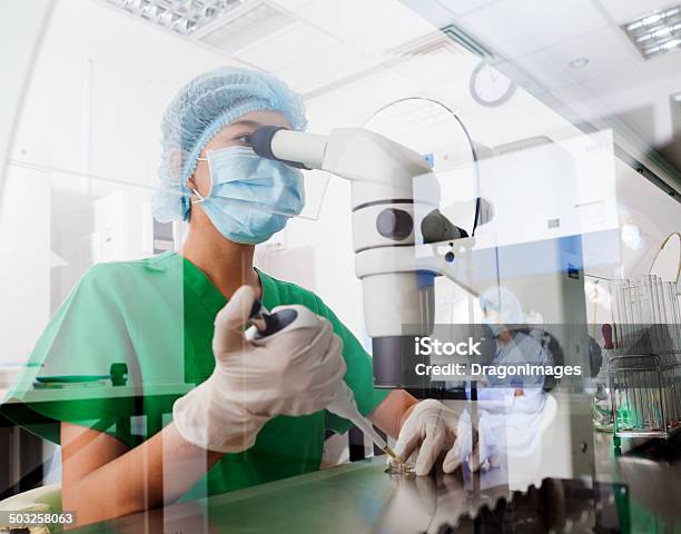 Mikroskop Stockfoto und mehr Bilder von Krebs - Tumor - Krebs - Tumor, Labor, Forschung