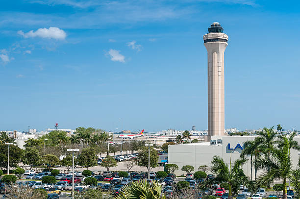 マイアミ航空管制塔 - air traffic control tower airport runway air travel ストックフォトと画像