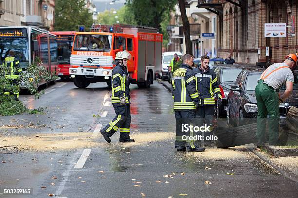 Bomberos Limpieza De Una Ruta Foto de stock y más banco de imágenes de Accesorio de cabeza - Accesorio de cabeza, Accidentes y desastres, Aire libre