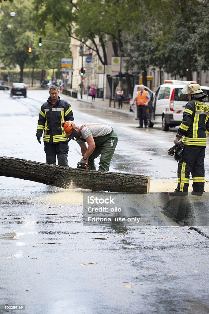 Bomberos Limpieza de la calle - Foto de stock de Accesorio de cabeza libre de derechos