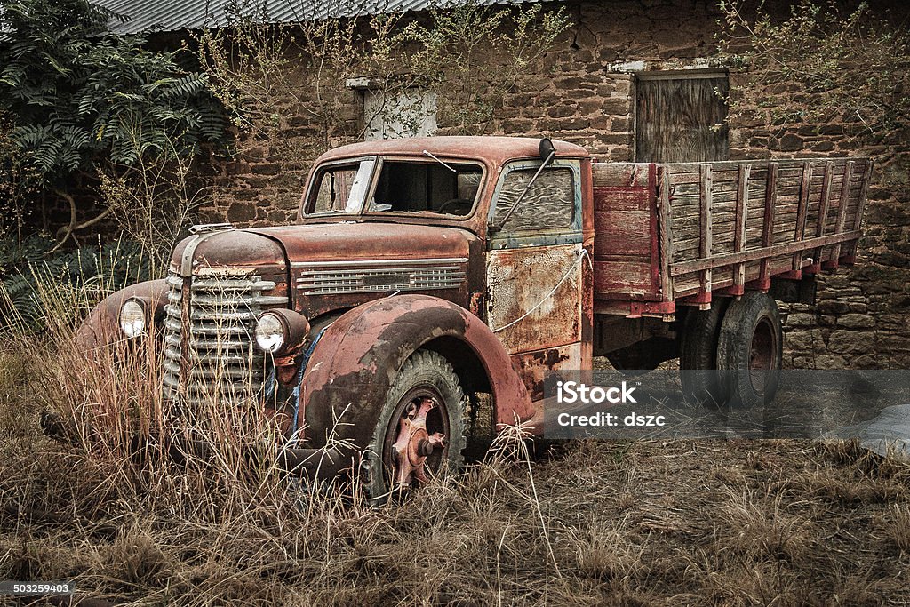 Antyczny derelict czerwony Zardzewiały pickup truck w Post Stan Teksas - Zbiór zdjęć royalty-free (1940-1949)