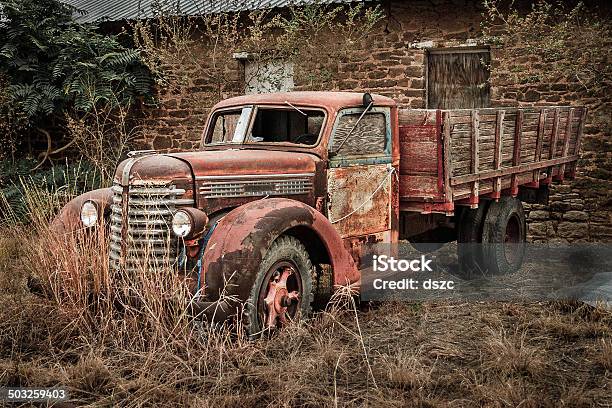 Antyczny Derelict Czerwony Zardzewiały Pickup Truck W Post Stan Teksas - zdjęcia stockowe i więcej obrazów 1940-1949