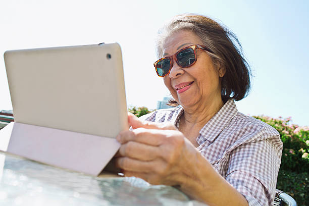 digital tablet computador - solar flat panel - fotografias e filmes do acervo