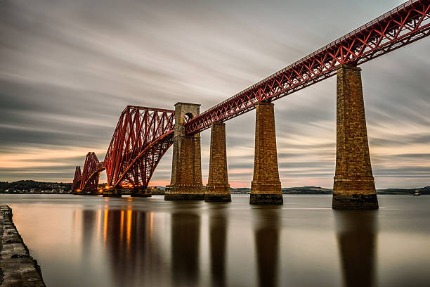 forth eisenbahnbrücke in edinburgh, vereinigtes königreich - firth of forth rail bridge bridge edinburgh europe stock-fotos und bilder