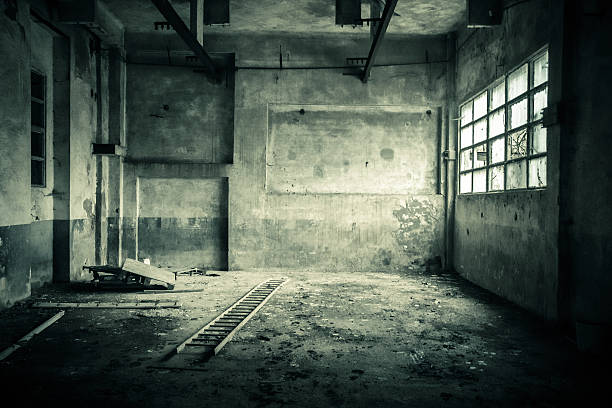 verlassenen raum mit gebrochenen fenster - alte fabrik stock-fotos und bilder